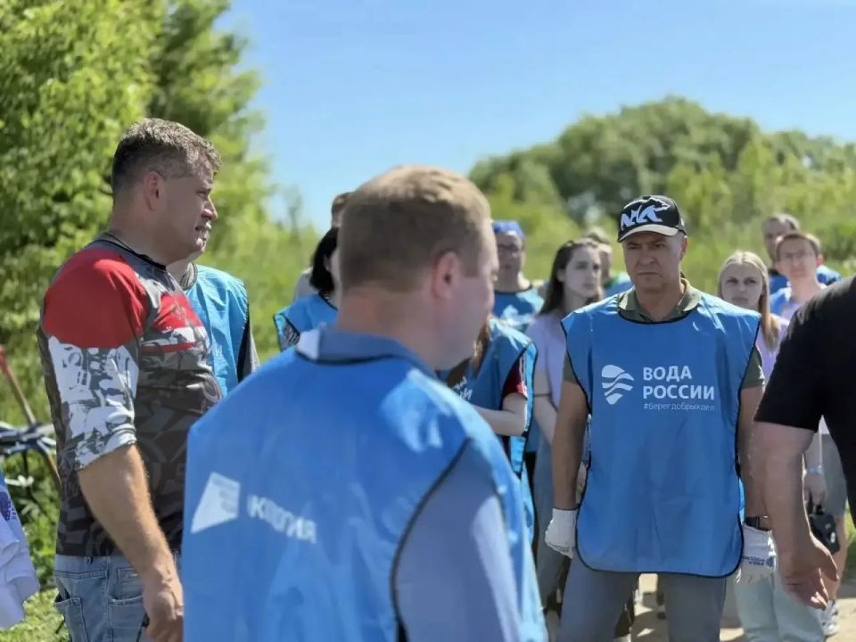Волонтёры очистили берег Сейма от мусора Волонтёры очистили берег Сейма от мусора
