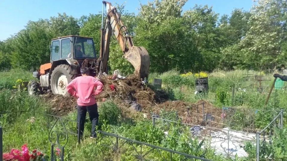 В селе Долгое навели порядок на кладбище В селе Долгое навели порядок на кладбище