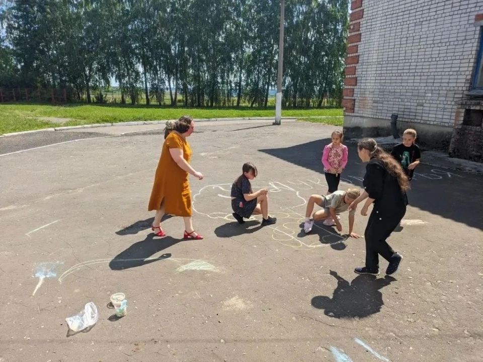 Пятый день в «Солнышко» МКОУ «Большежировская СОШ» превратился в настоящее путешествие во времени и пространстве! 6 июня, вся страна отмечает День русского языка и день рождения «солнца русской поэзии» — Александра... Пятый день в «Солнышко» МКОУ «Большежировская СОШ» превратился в настоящее путешествие во времени и пространстве! 6 июня, вся страна отмечает День русского языка и день рождения «солнца русской поэзии» — Александра...