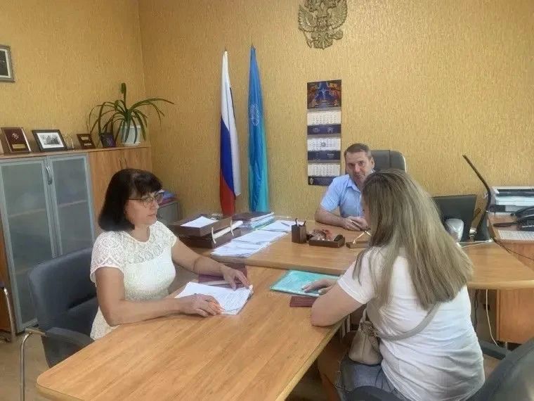 Друзья, сегодня свой профессиональный праздник отмечают соцработники - люди, чья профессия требует не только знаний, но и огромного сердца Друзья, сегодня свой профессиональный праздник отмечают соцработники - люди, чья профессия требует не только знаний, но и огромного сердца
