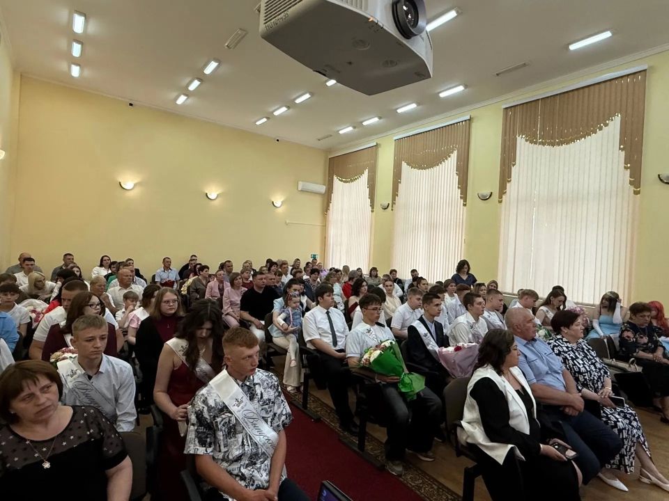 Выпускникам 9-х и 11-х классов Большесолдатского района были вручены аттестаты об основном и среднем образовании Выпускникам 9-х и 11-х классов Большесолдатского района были вручены аттестаты об основном и среднем образовании