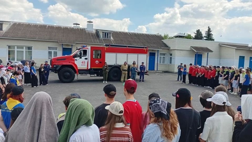 Работники ПЧ Фатежского района Противопожарной службы комитета региональной безопасности Курской области в лагере дневного пребывания " Монолит" на базе "Верхне-Любажской школы- интерната с круглосуточным прибыванием детей"...