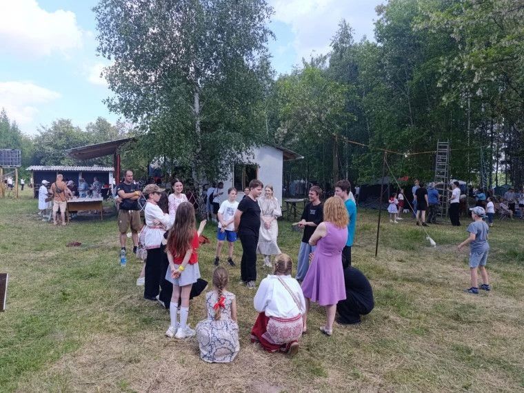 6 июня участники клуба молодой семьи "СемьЯ" отправились в путешествие по народным традициям в Железногорский район на "Ярильские игрища" 6 июня участники клуба молодой семьи "СемьЯ" отправились в путешествие по народным традициям в Железногорский район на "Ярильские игрища"