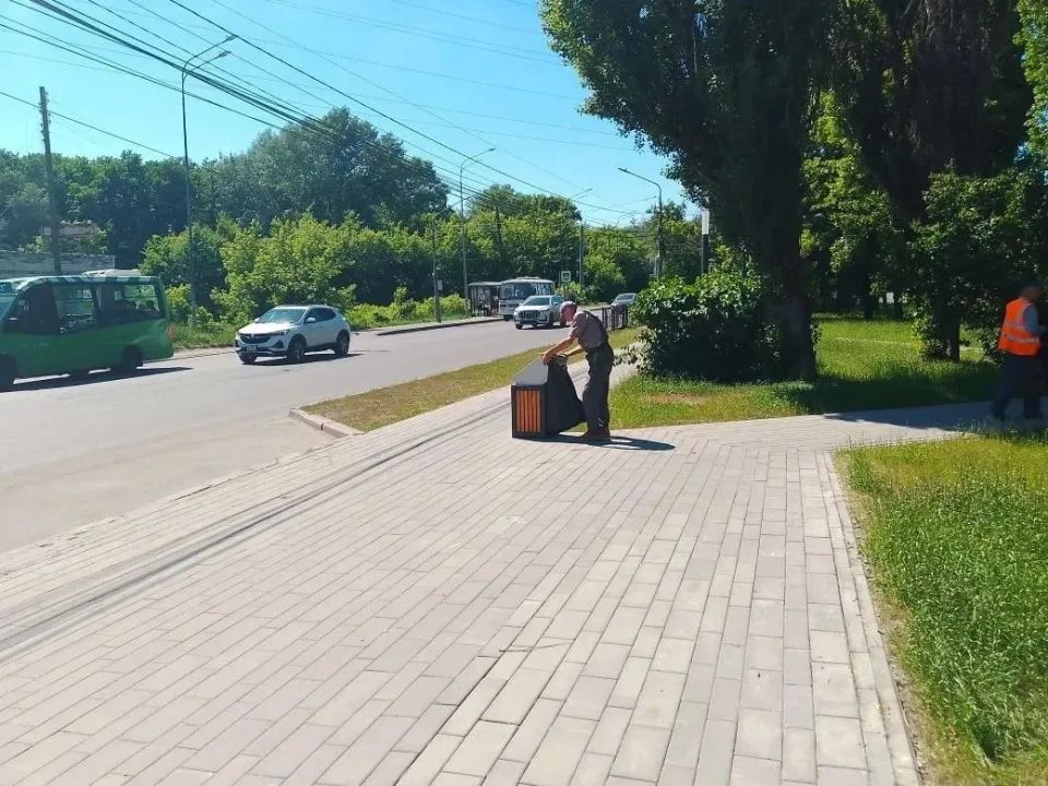Курские коммунальщики продолжают облагораживать общественные пространства города Курские коммунальщики продолжают облагораживать общественные пространства города