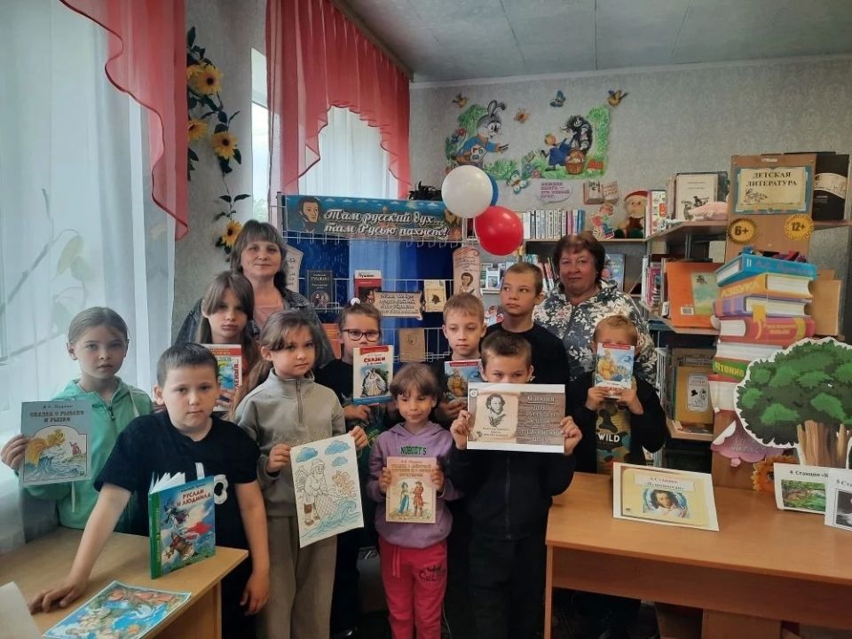 6 июня в день рождения великого русского поэта , основоположника современного русского литературного языка Александра Сергеевича Пушкина отмечается День руского языка