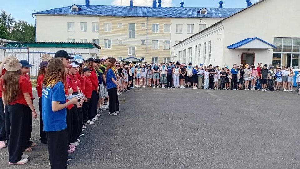 Работники ПЧ Фатежского района Противопожарной службы комитета региональной безопасности Курской области в лагере дневного пребывания " Монолит" на базе "Верхне-Любажской школы- интерната с круглосуточным прибыванием детей"... Работники ПЧ Фатежского района Противопожарной службы комитета региональной безопасности Курской области в лагере дневного пребывания " Монолит" на базе "Верхне-Любажской школы- интерната с круглосуточным прибыванием детей"...