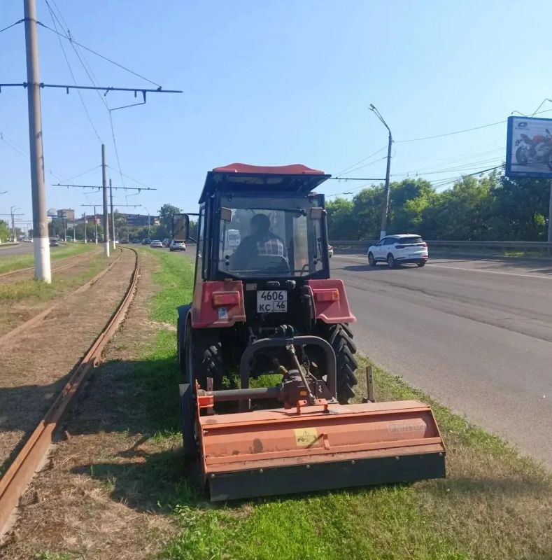 В Курске коммунальщики косят газон вдоль дорог и убирают мусор с тротуаров В Курске коммунальщики косят газон вдоль дорог и убирают мусор с тротуаров