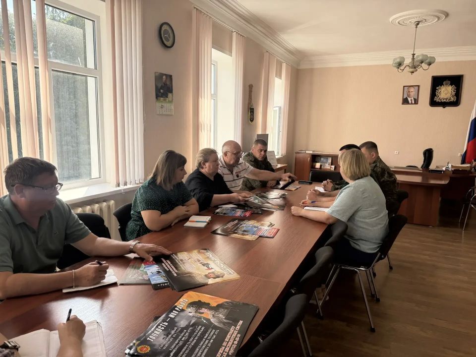 В администрации Льговского района прошло рабочее совещание с участием военного комиссара капитана Сергея Бугаева и глав сельских поселений