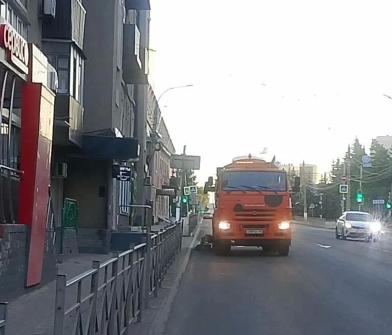 В Курске коммунальщики косят газон вдоль дорог и убирают мусор с тротуаров В Курске коммунальщики косят газон вдоль дорог и убирают мусор с тротуаров