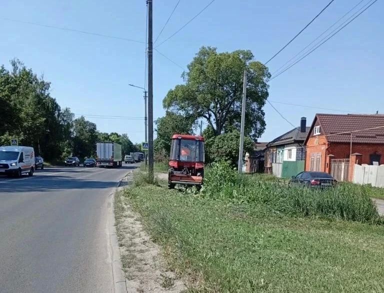 В Курске коммунальщики косят газон вдоль дорог и убирают мусор с тротуаров В Курске коммунальщики косят газон вдоль дорог и убирают мусор с тротуаров