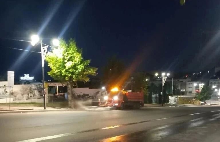 В Курске коммунальщики косят газон вдоль дорог и убирают мусор с тротуаров В Курске коммунальщики косят газон вдоль дорог и убирают мусор с тротуаров