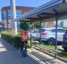 В Курске коммунальщики косят газон вдоль дорог и убирают мусор с тротуаров