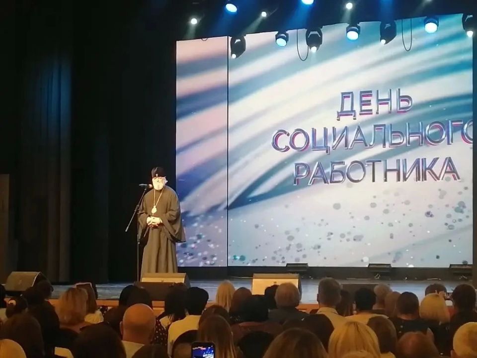 Соцработников Курской области поздравили с профессиональным праздником Соцработников Курской области поздравили с профессиональным праздником