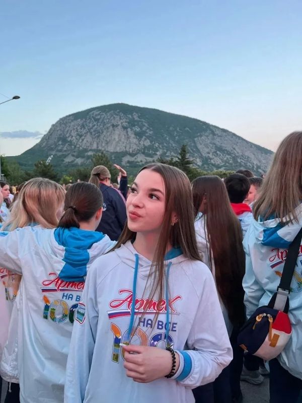 В Международном детском центре «Артек» в Крыму стартовала шестая смена «Виват, Россия! Виват, Артек!» в рамках проекта «Мы – Россия» В Международном детском центре «Артек» в Крыму стартовала шестая смена «Виват, Россия! Виват, Артек!» в рамках проекта «Мы – Россия»