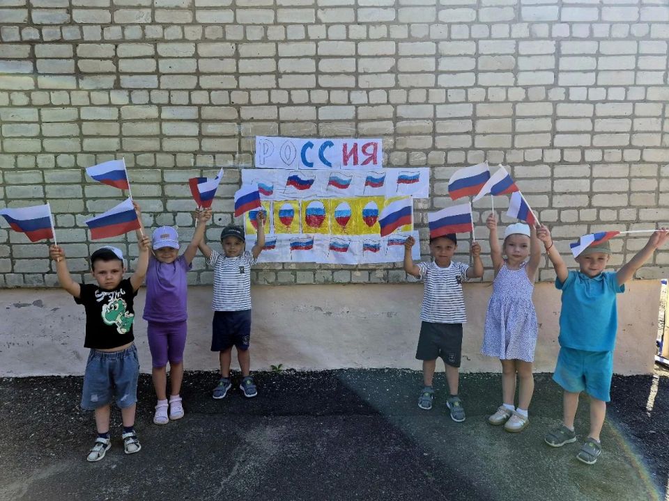 РОССИИ ГОРДЫЙ ФЛАГ. НА ПЛАМЕННОМ ВЕТРУ РОССИИ ГОРДЫЙ ФЛАГ. НА ПЛАМЕННОМ ВЕТРУ