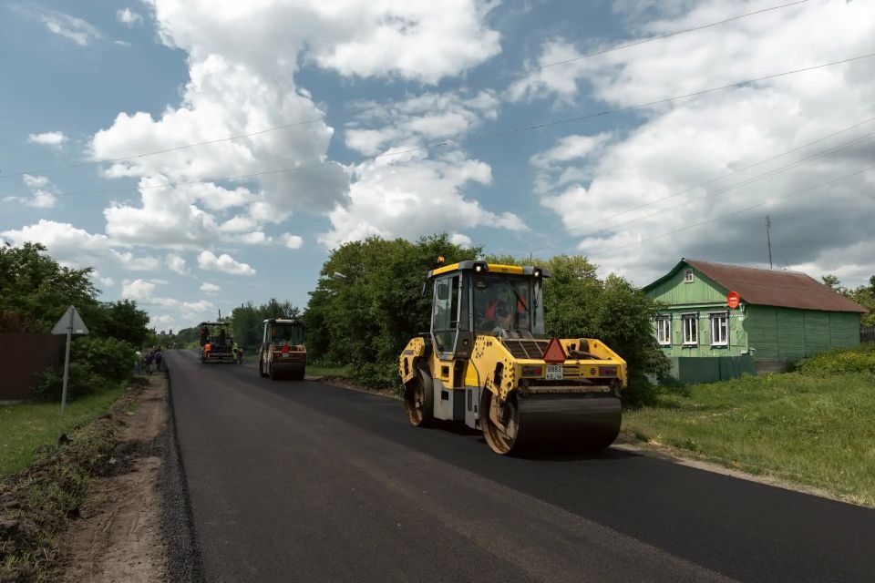 В Медвенском районе в рамках нацпроекта «Инфраструктура для жизни» в этом году ремонтируют сразу три участка региональной трассы «Крым» – Полный – «Крым» – Полевая В Медвенском районе в рамках нацпроекта «Инфраструктура для жизни» в этом году ремонтируют сразу три участка региональной трассы «Крым» – Полный – «Крым» – Полевая