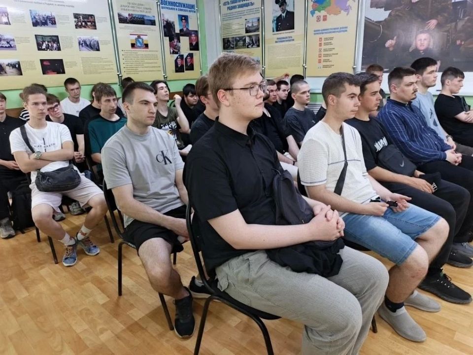 Несколько молодых курян идут служить в войска БПЛА вместо срочной службы Несколько молодых курян идут служить в войска БПЛА вместо срочной службы