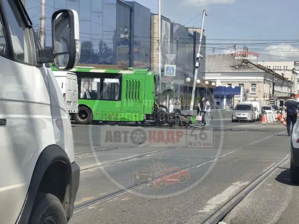 В Курске автобус «потерял» двигатель прямо на дороге