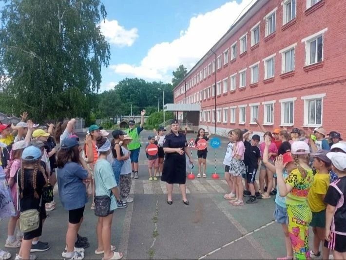 В рамках мероприятий по профилактике детского дорожно-транспортного травматизма в летний каникулярный сезон сотрудники Курчатовской Госавтоинспекции посетили лагерь дневного пребывания школы №2 поселка Карла Либкнехта