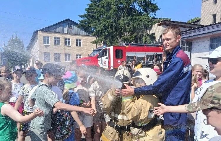 Школьники в пожарной части Фатежского района Школьники в пожарной части Фатежского района