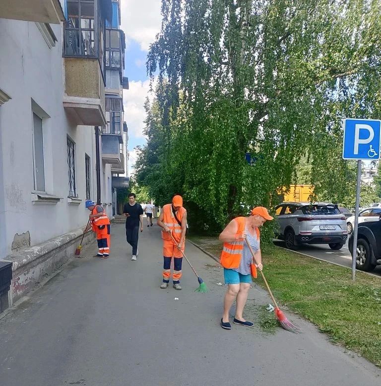 В Курске наводят порядок. Дорожники с ночи моют дорожное полотно и приводят в порядок тротуары В Курске наводят порядок. Дорожники с ночи моют дорожное полотно и приводят в порядок тротуары