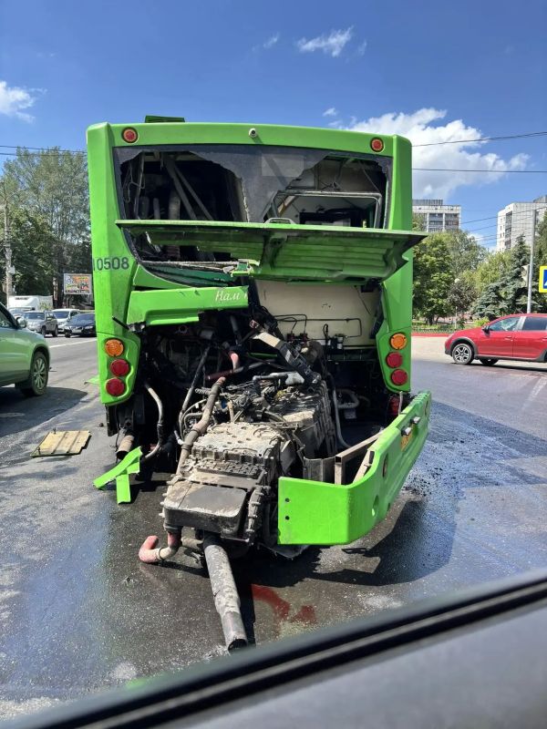 В центре Курска у автобуса сорвался с креплений двигатель В центре Курска у автобуса сорвался с креплений двигатель