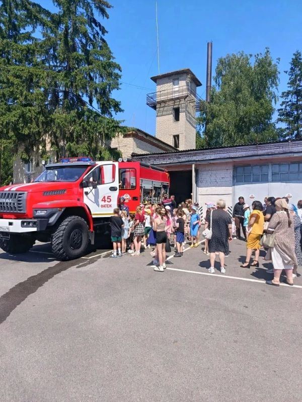 Школьники в пожарной части Фатежского района Школьники в пожарной части Фатежского района