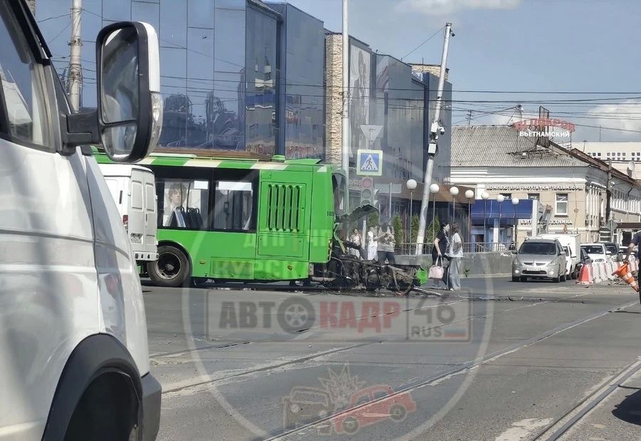 У Центрального рынка произошло ЧП. У пассажирского автобуса, который преодолевал трамвайные пути, где вдоль рельсов много глубоких ям, вывалился двигатель