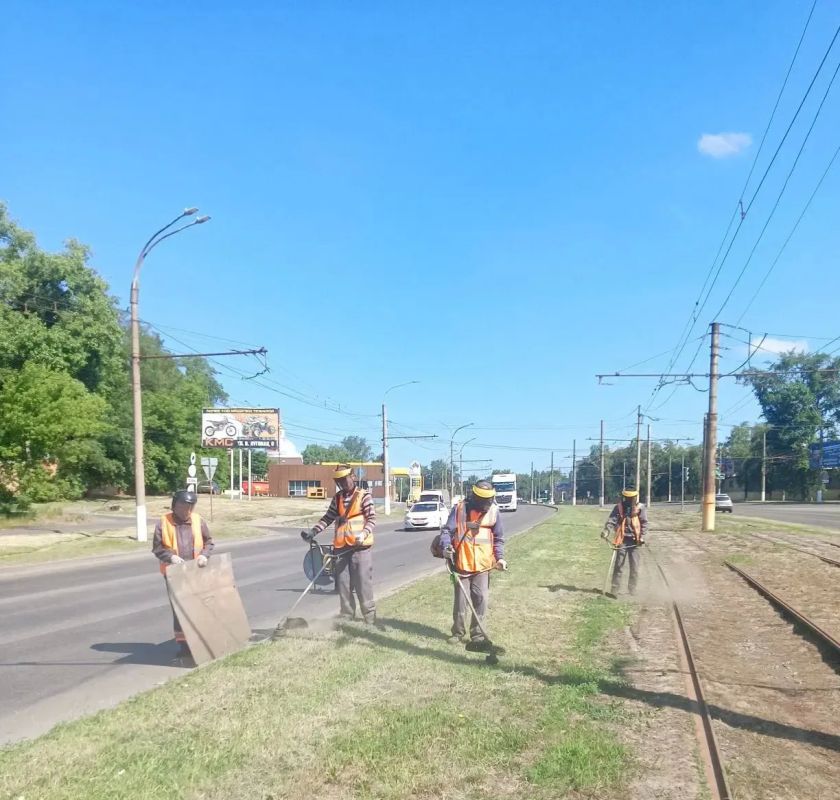 В Курске наводят порядок. Дорожники с ночи моют дорожное полотно и приводят в порядок тротуары В Курске наводят порядок. Дорожники с ночи моют дорожное полотно и приводят в порядок тротуары
