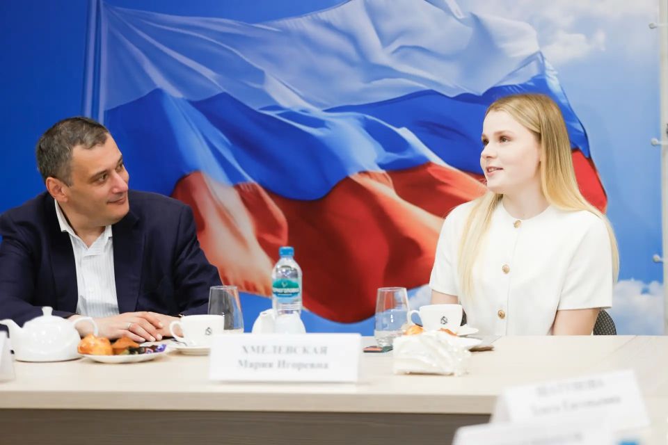 Курские спортсмены рассказали о своих успехах губернатору Александру Хинштейну Курские спортсмены рассказали о своих успехах губернатору Александру Хинштейну