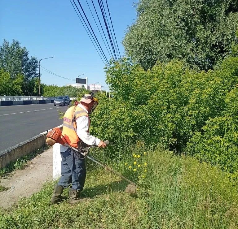 В Курске наводят порядок. Дорожники с ночи моют дорожное полотно и приводят в порядок тротуары