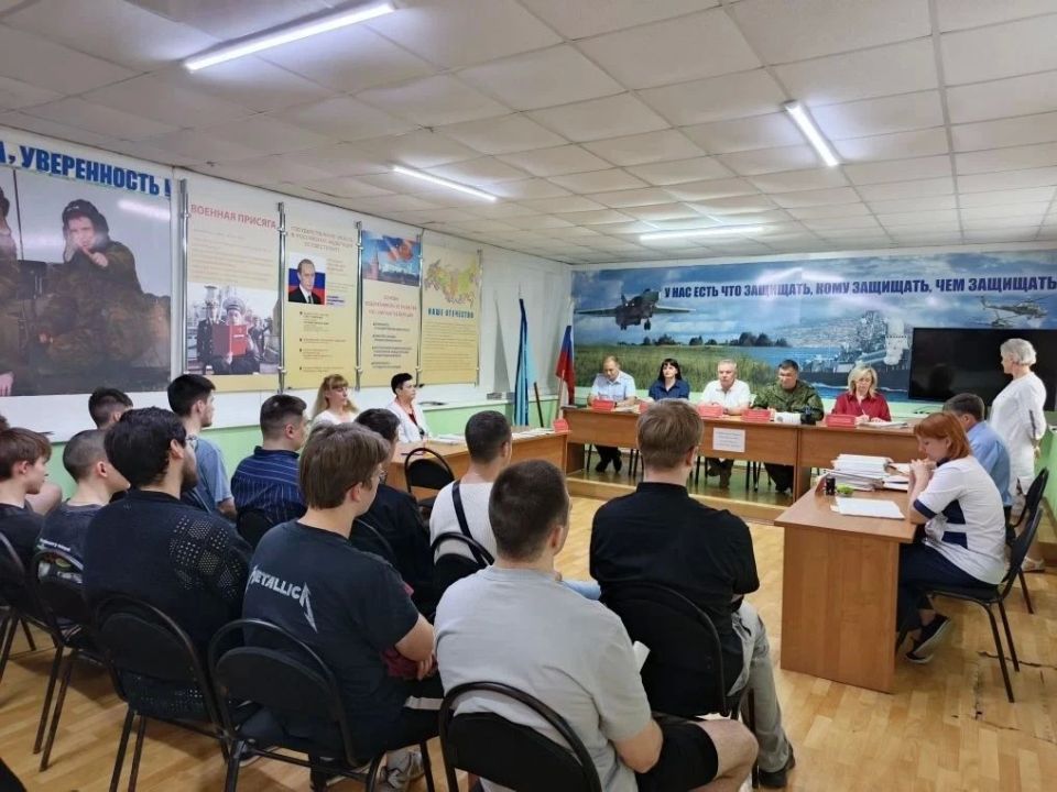 Несколько молодых курян идут служить в войска БПЛА вместо срочной службы Несколько молодых курян идут служить в войска БПЛА вместо срочной службы