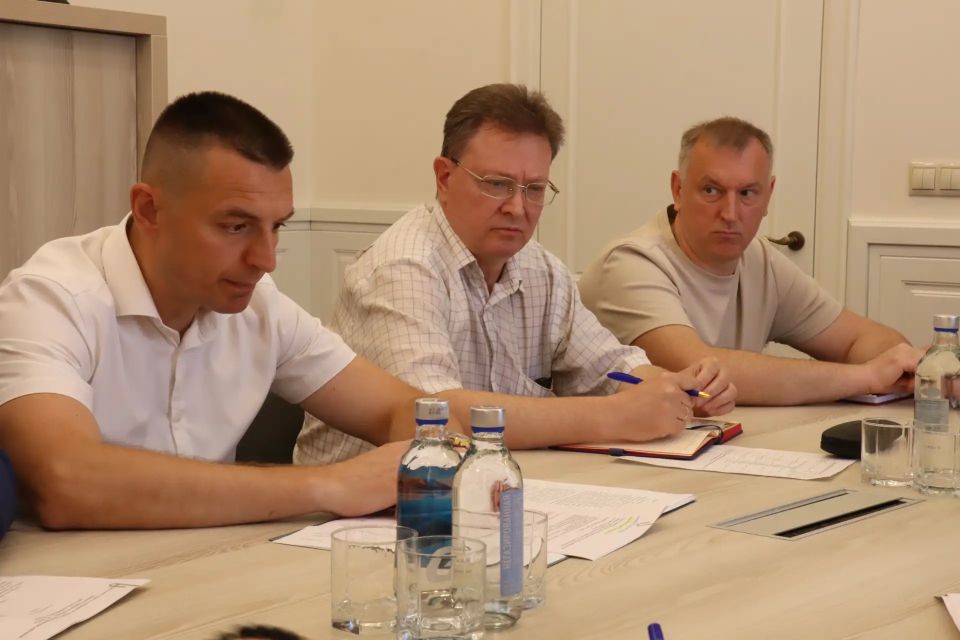 Заместитель губернатора Курской области Сергей Фофанов провел очередную рабочую встречу с представителями регионального Министерства промышленности, торговли и предпринимательства, администрации города Курска, полиции и... Заместитель губернатора Курской области Сергей Фофанов провел очередную рабочую встречу с представителями регионального Министерства промышленности, торговли и предпринимательства, администрации города Курска, полиции и...