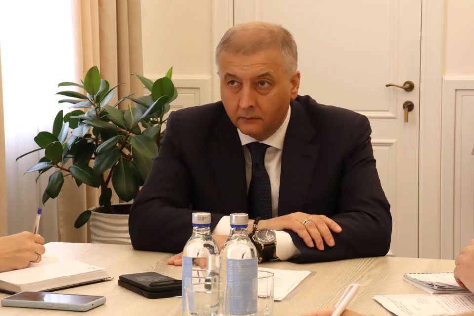 Заместитель губернатора Курской области Сергей Фофанов провел очередную рабочую встречу с представителями регионального Министерства промышленности, торговли и предпринимательства, администрации города Курска, полиции и... Заместитель губернатора Курской области Сергей Фофанов провел очередную рабочую встречу с представителями регионального Министерства промышленности, торговли и предпринимательства, администрации города Курска, полиции и...