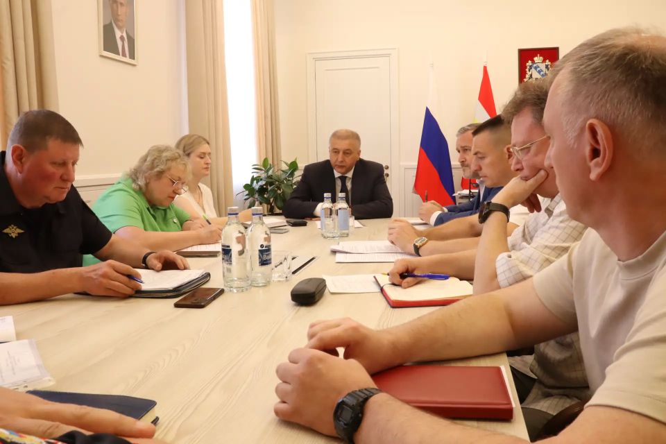 Заместитель губернатора Курской области Сергей Фофанов провел очередную рабочую встречу с представителями регионального Министерства промышленности, торговли и предпринимательства, администрации города Курска, полиции и...