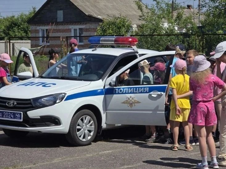 Летние каникулы — долгожданная пора для школьников, время активных игр и прогулок Летние каникулы — долгожданная пора для школьников, время активных игр и прогулок