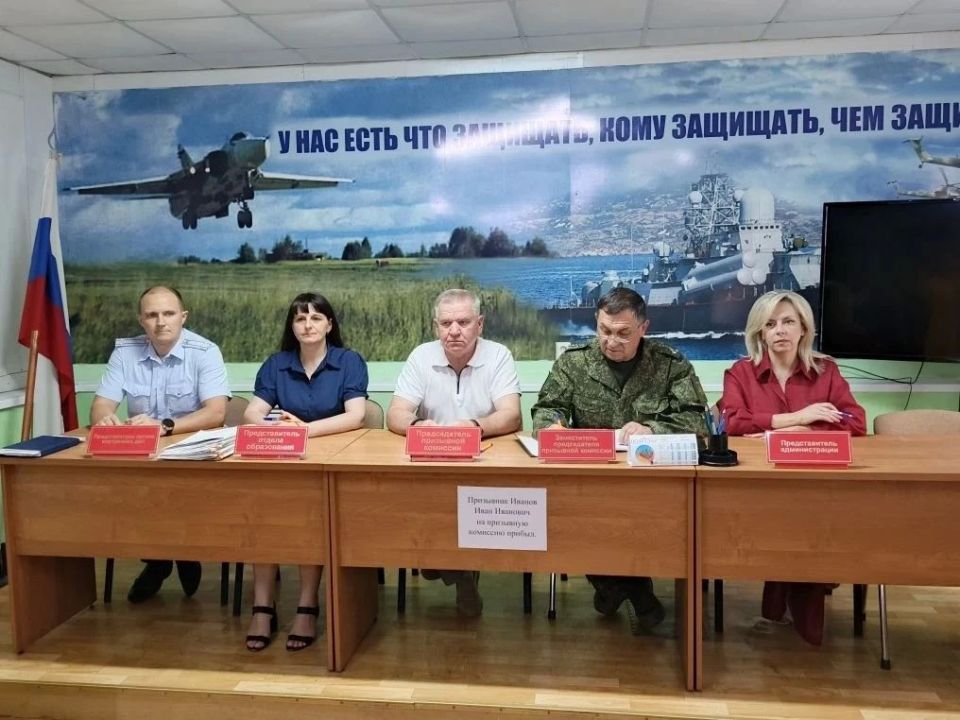 Несколько молодых курян идут служить в войска БПЛА вместо срочной службы Несколько молодых курян идут служить в войска БПЛА вместо срочной службы