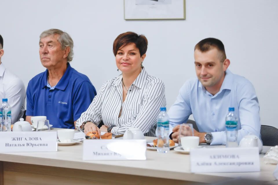 Курские спортсмены рассказали о своих успехах губернатору Александру Хинштейну Курские спортсмены рассказали о своих успехах губернатору Александру Хинштейну