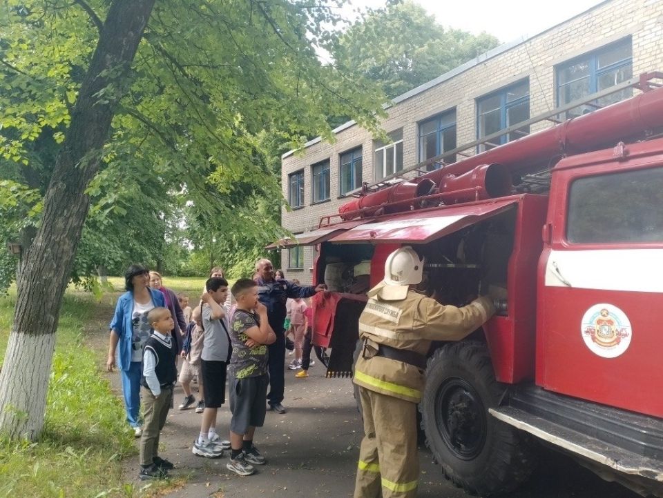 В летних оздоровительных лагерях Конышевского района активно проводятся мероприятия, направленные на повышение осведомленности о пожарной безопасности В летних оздоровительных лагерях Конышевского района активно проводятся мероприятия, направленные на повышение осведомленности о пожарной безопасности