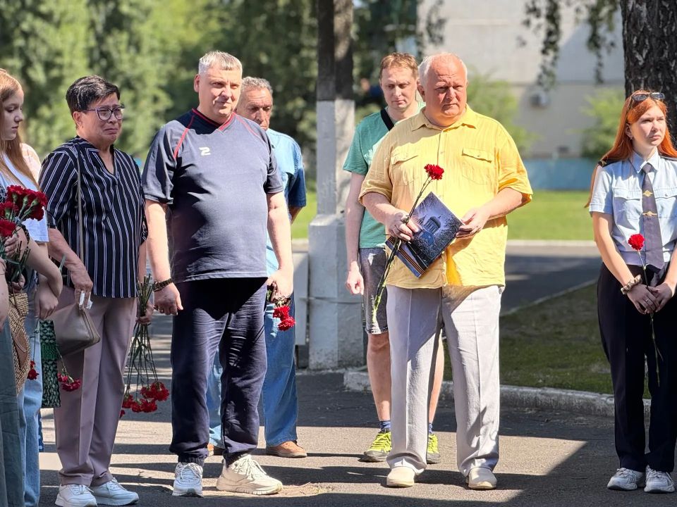 В курской школе № 29 открыли мемориальную доску выпускника Михаила Арепьева В курской школе № 29 открыли мемориальную доску выпускника Михаила Арепьева