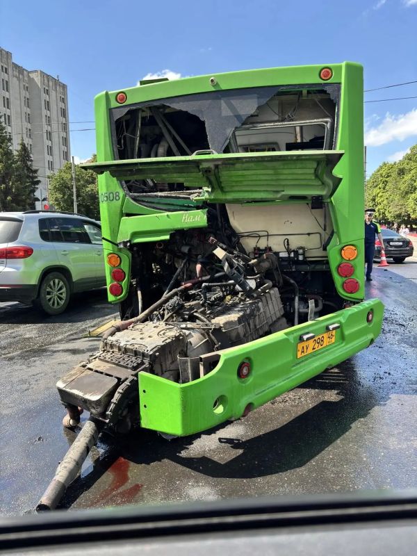 В центре Курска у автобуса сорвался с креплений двигатель В центре Курска у автобуса сорвался с креплений двигатель