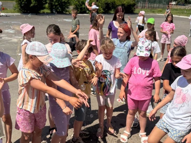 5 и 9 июня прошла игровая программа для детей под названием «Ура! Лето!» 5 и 9 июня прошла игровая программа для детей под названием «Ура! Лето!»
