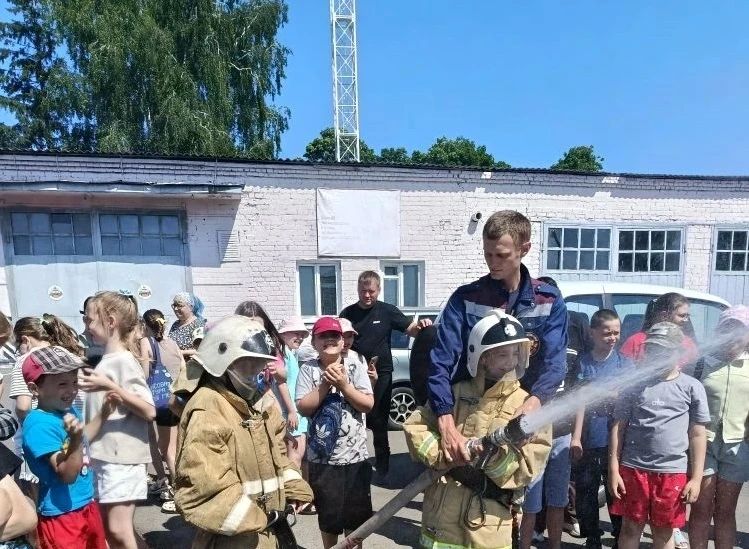 Школьники в пожарной части Фатежского района Школьники в пожарной части Фатежского района