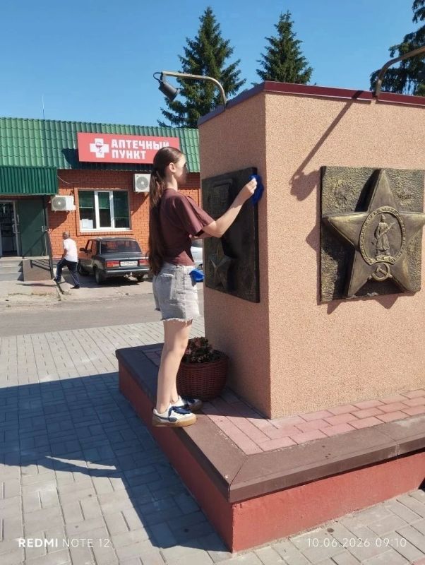 Трудовое лето в Фатеже!. Пока школьные каникулы в самом разгаре, ученики из Фатежской СОШ № 2 не сидят без дела! Вместе с Натальей Николаевной Володиной ребята приводили в порядок территорию у памятника нашим защитникам Трудовое лето в Фатеже!. Пока школьные каникулы в самом разгаре, ученики из Фатежской СОШ № 2 не сидят без дела! Вместе с Натальей Николаевной Володиной ребята приводили в порядок территорию у памятника нашим защитникам