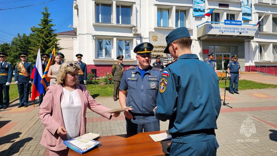 В канун Дня России студентов курского колледжа посвятили в пожарные В канун Дня России студентов курского колледжа посвятили в пожарные