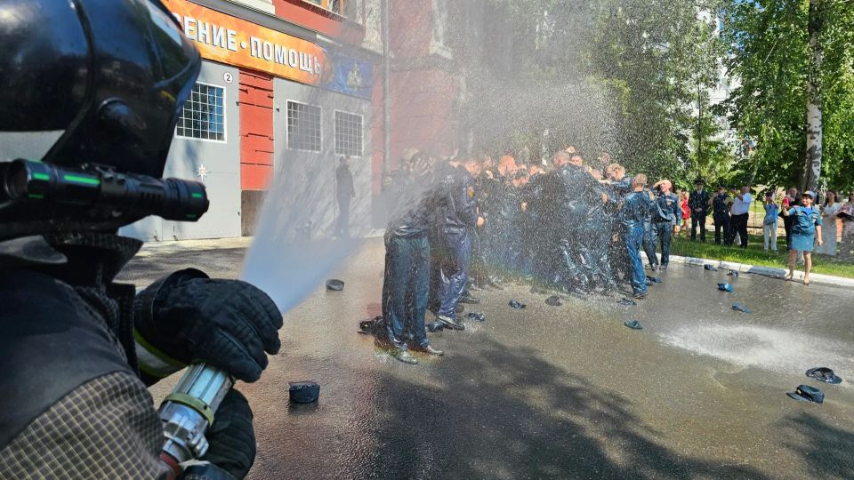Жара ни при чем: в Курске студентов поливали из брандспойта Жара ни при чем: в Курске студентов поливали из брандспойта