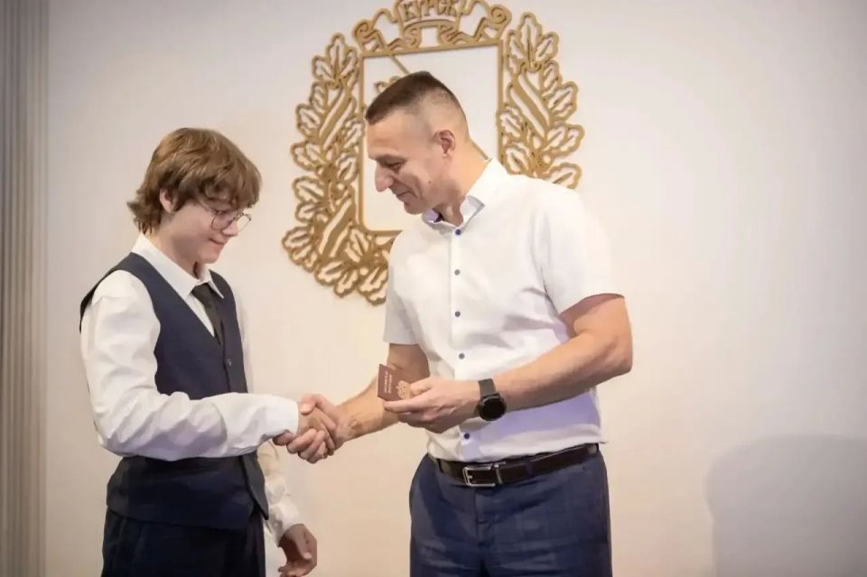 В Курске прошла торжественная церемония вручения паспортов В Курске прошла торжественная церемония вручения паспортов