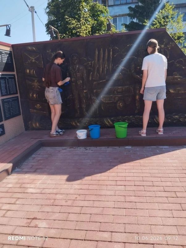 Трудовое лето в Фатеже!. Пока школьные каникулы в самом разгаре, ученики из Фатежской СОШ № 2 не сидят без дела! Вместе с Натальей Николаевной Володиной ребята приводили в порядок территорию у памятника нашим защитникам Трудовое лето в Фатеже!. Пока школьные каникулы в самом разгаре, ученики из Фатежской СОШ № 2 не сидят без дела! Вместе с Натальей Николаевной Володиной ребята приводили в порядок территорию у памятника нашим защитникам