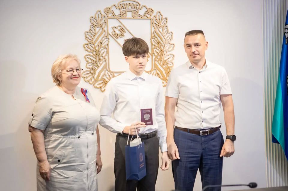 В администрации города Курска прошла торжественная церемония вручения паспортов Российской Федерации, посвященная Дню России В администрации города Курска прошла торжественная церемония вручения паспортов Российской Федерации, посвященная Дню России
