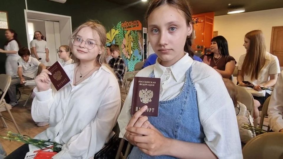 В Курске сотрудники полиции вручили школьникам главные документы В Курске сотрудники полиции вручили школьникам главные документы